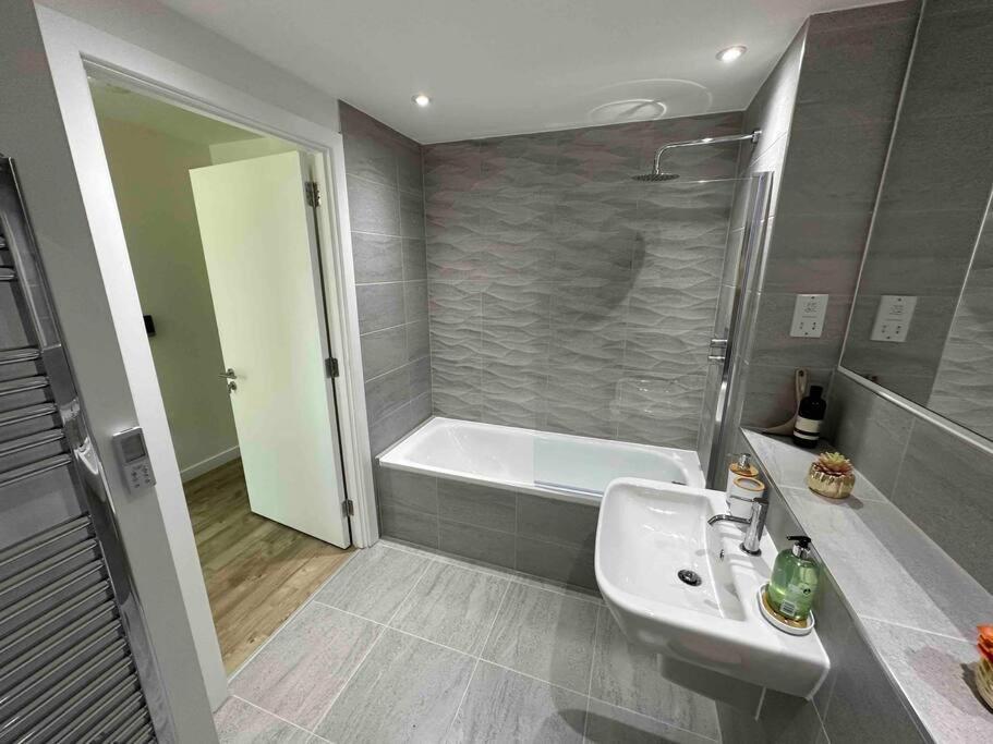 1 Bed Flat With View Of Old Trafford Apartment Манчестър Екстериор снимка